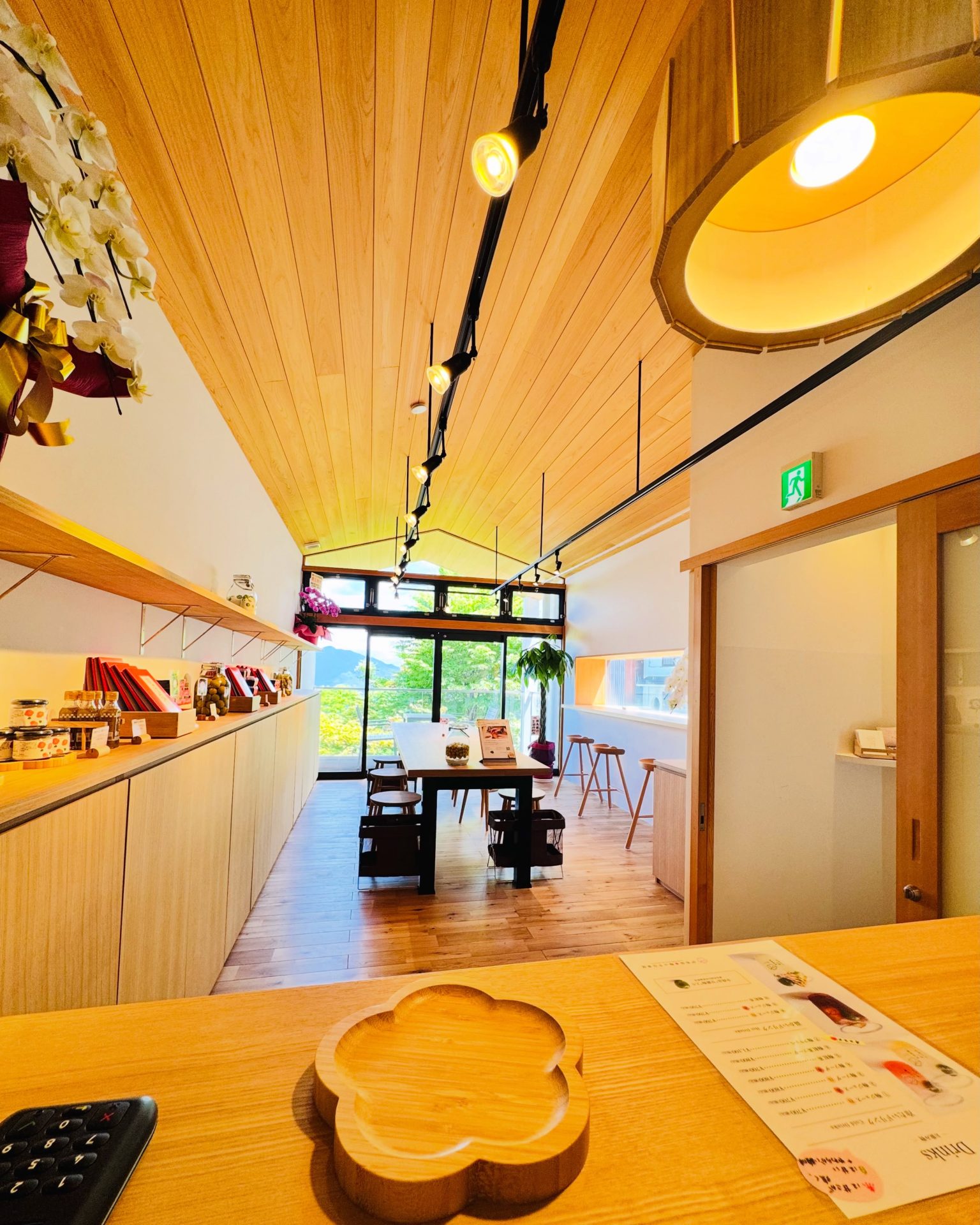 [店内の様子]

本日も営業中です🌿

伊香保を散策しながら、
ちょっとひと息つきたい時に。

お気軽にお立ち寄りください☺️

📍群馬県渋川市伊香保町伊香保45
🕙 10:00〜16:00
定休日：木曜日

#大利根漬 #伊香保梅の手仕事屋 #手仕事体験 #梅ドリンク #伊香保温泉石段街