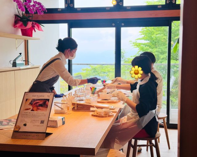💕 ふたりで過ごす時間を、もっと特別な思い出に。

伊香保を歩きながら、
梅チップ・半割りカリカリ梅づくり体験をしてみませんか？✨

ひとつひとつ作る時間も、
できあがった時のうれしさも、
きっとふたりだけの大切な思い出になります。

体験のあとは、
自分たちで作った梅をお持ち帰り。
おうちでも伊香保での楽しい時間を思い出しながら、お楽しみいただけます🌿

大切な人と、
すてきな思い出を作りに来ませんか？😊

伊香保梅の手仕事屋

📍 〒377-0102 群馬県渋川市伊香保町伊香保45 2F
📍石段街166段目

* 営業時間：10:00〜16:00
* 定休日：木曜日

ご予約はこちら▶︎ https://ume-teshigoto.com/

ご予約のお客様を優先してご案内しております。
当日のご参加も大歓迎ですので、お気軽にお立ち寄りください♪

皆さまのお越しをお待ちしております🍀

#伊香保梅の手仕事屋 #梅 #体験 #ドリンク #伊香保