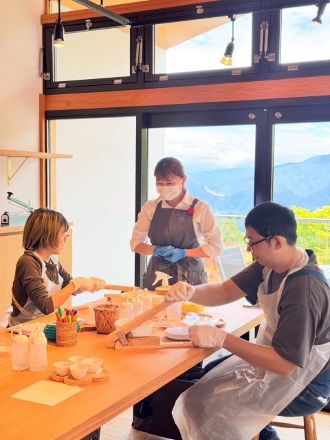 伊香保の景色を眺めながら、梅の手仕事✨
梅を半分に割って、
自分だけの「カリカリ梅」づくり。
伊香保の旅の思い出に、
楽しく梅仕事を体験してみませんか?🌿⛰️
伊香保梅の手仕事屋で、ちょっと特別な体験を。
ご予約はこちら➡️ https://ume-teshigoto.com/
📍伊香保梅の手仕事屋
📍 〒377-0102 群馬県渋川市伊香保町伊香保45 2F
📍石段街166段目
* 営業時間:10:00〜16:00
* 定休日:木曜日
#伊香保梅の手仕事屋 #梅 #手仕事 #ドリンク #伊香保