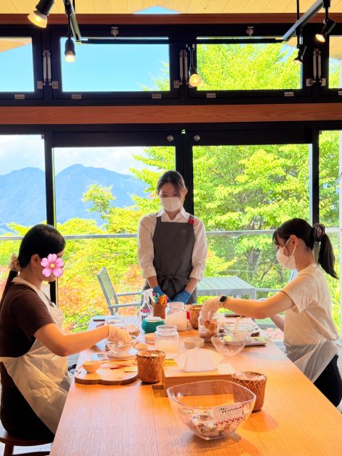 [ 夏休み限定 梅シロップ手づくり体験 ]

たくさんのお客様にご参加いただき、
おかげさまで定員に達し、無事に終了いたしました。💯

今年オープンした伊香保梅の手仕事屋にとって、
初めての夏の梅シロップ作り体験。

想像していた以上にたくさんの方にご参加いただき、
皆さまと一緒に楽しく梅シロップ作りができて、
本当に嬉しかったです。☺️

ご参加いただいた皆さま、
本当にありがとうございました。♡

来年は、今年よりもたくさんの方に
梅シロップ作りを楽しんでいただけるよう、
頑張りたいと思います。💪

また伊香保で皆さまにお会いできるのを
楽しみにしています。🙇🏻‍♀️

#伊香保梅の手仕事屋 #梅 #梅シロップ #手仕事 #伊香保