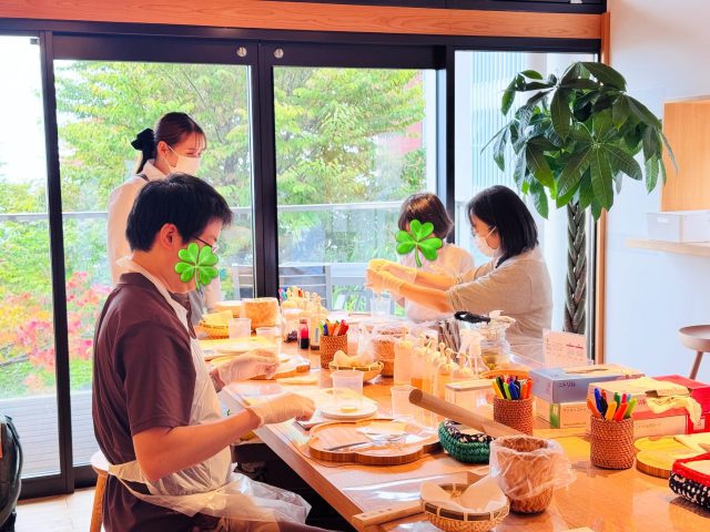 家族みんなで楽しむ、梅の手仕事体験。🌿

伊香保の旅の思い出に、家族で一緒に手を動かすひとときを。

ご参加ありがとうございました。🙇🏻‍♀️

📍 伊香保梅の手仕事屋
📍〒377-0102 群馬県渋川市伊香保町伊香保45 2F
📍石段街166段目

* 営業時間：10:00〜16:00
* 定休日：木曜日

#伊香保梅の手仕事屋 #梅 #体験 #伊香保温泉♨️ #伊香保